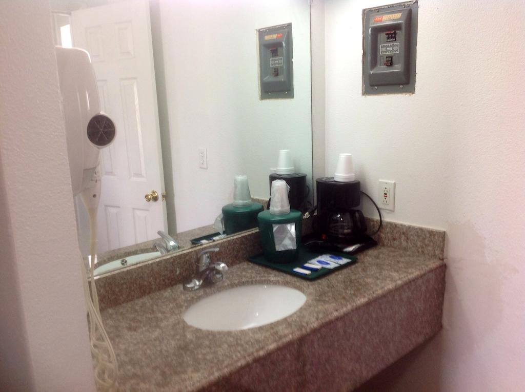 Hamilton Inn Room photo