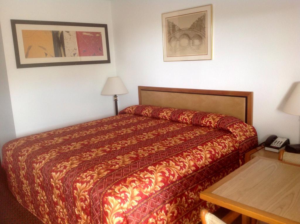 Hamilton Inn Room photo